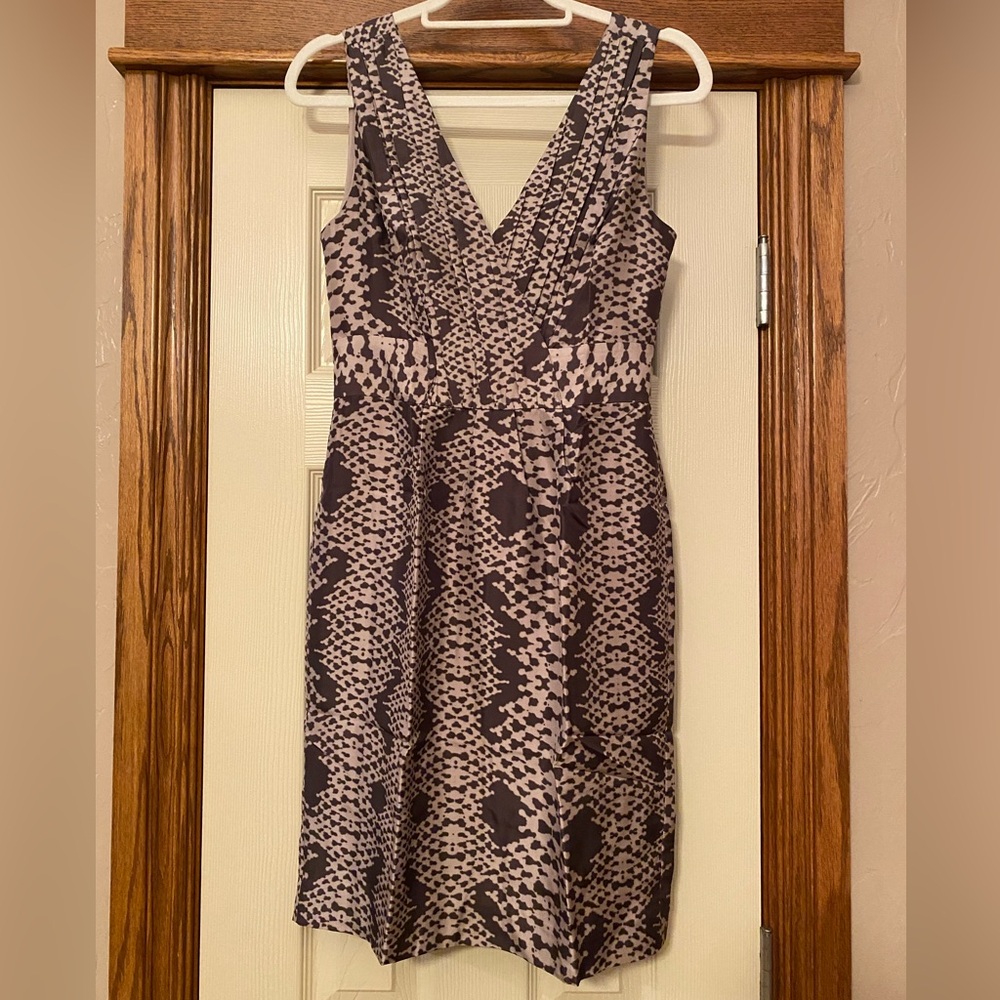 Banana Republic Silk Brown & Tan Animal Print Fitted Dress Sz 4 V Neck Zip Back